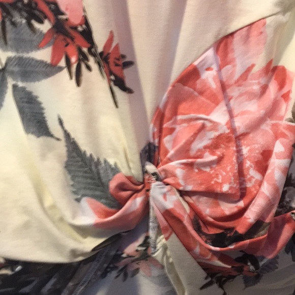 Last 1!! Ivory Floral Top Medium - Picture 3 of 3